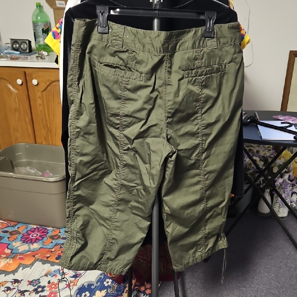 LOFT Green Cargo Shorts with Relaxed Fit - Picture 7 of 7